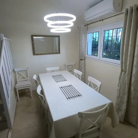 Beachside Town House * 埃斯特波纳