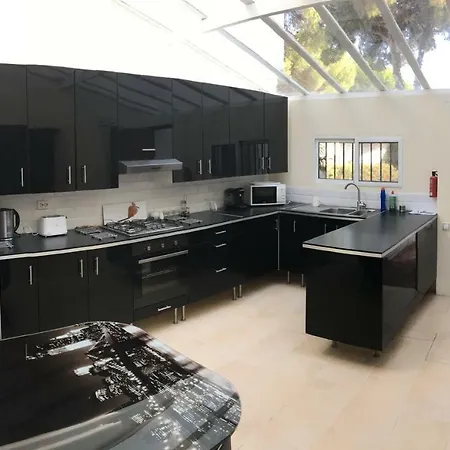Beachside Town House 度假居 *